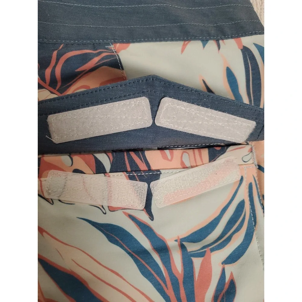 Salty Crew Men's Boardshorts Size 38 Swim Shorts Leaf Print Quick Dry NEW